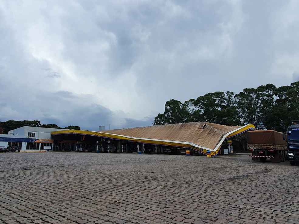 Cobertura de posto de combustível cedeu durante a chuva — Foto: William Batista/RPC Guarapuava