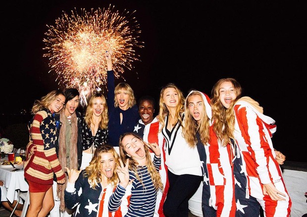 Taylor Swift celebra o 4 de julho com amigas (Foto: Reprodução/Instagram)