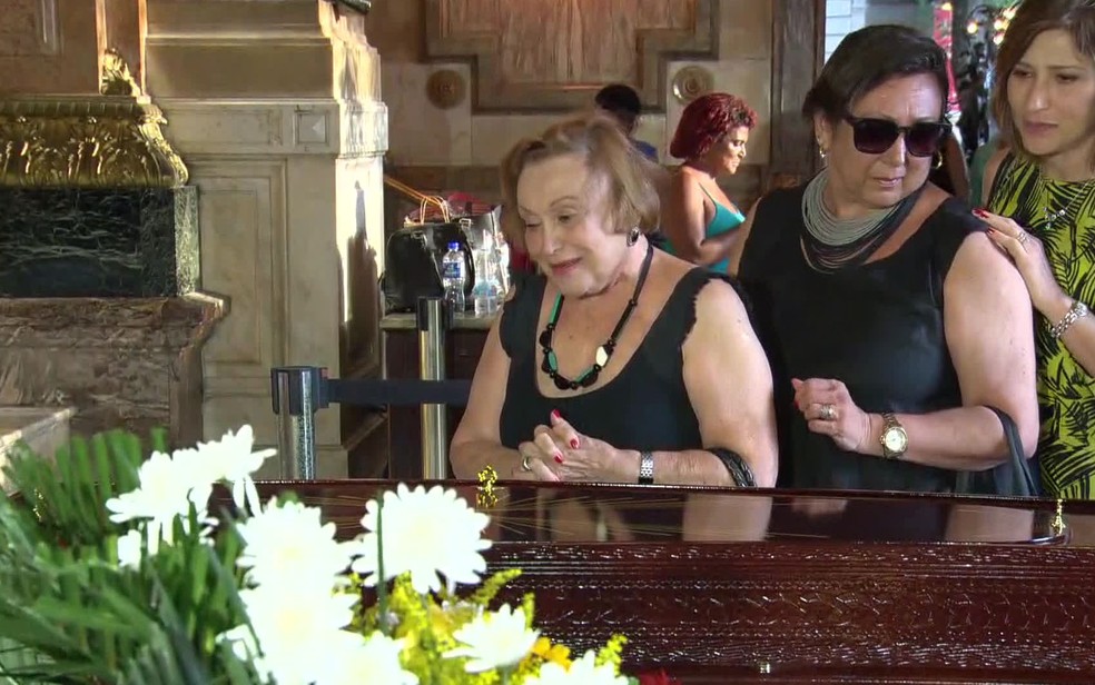 A atriz Nicette Bruno, na companhia das duas filhas, foi se despedir da amiga Tônia Carrero (Foto: Reprodução/TV Globo)