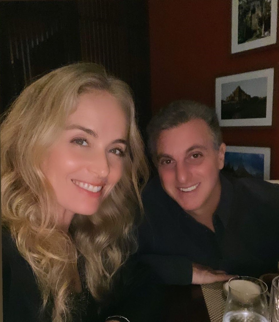  Angélica e Luciano Huck posaram juntos durante o jantar e apresentadora divulgou nos storeis na manhã seguinte (Foto: Instagram/ Reprodução)