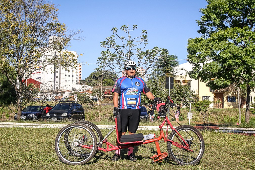 Bike adaptada foi comprada com ajuda de rifa em São Carlos — Foto: Fabio Rodrigues/G1