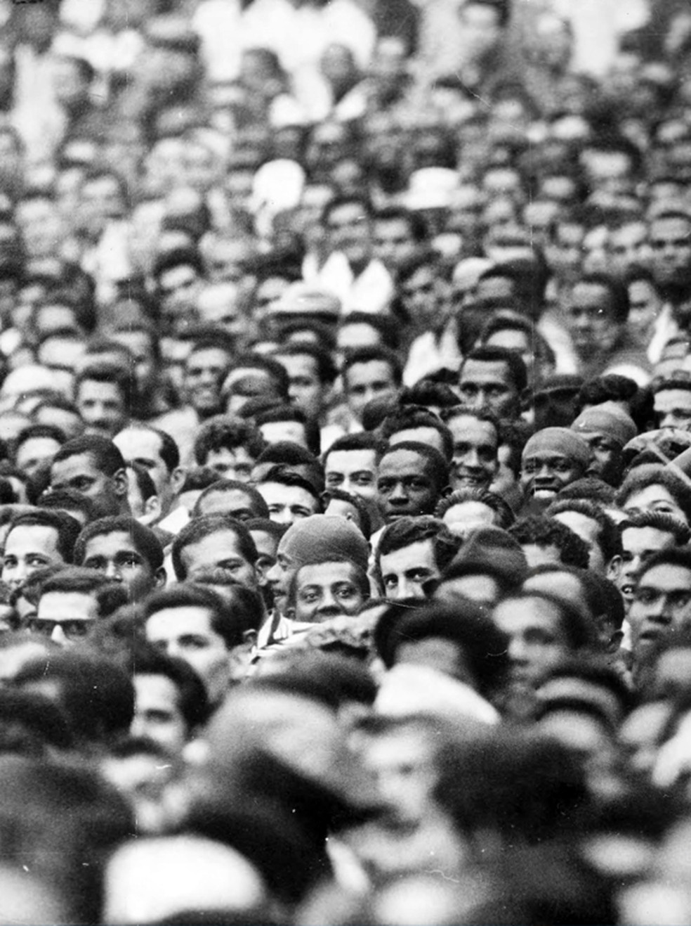 "Um mar de gente" era a legenda do jornal carioca para a massa subindo a rampa de acesso às arquibancadas do Maracanã — Foto: Correio da Manhã
