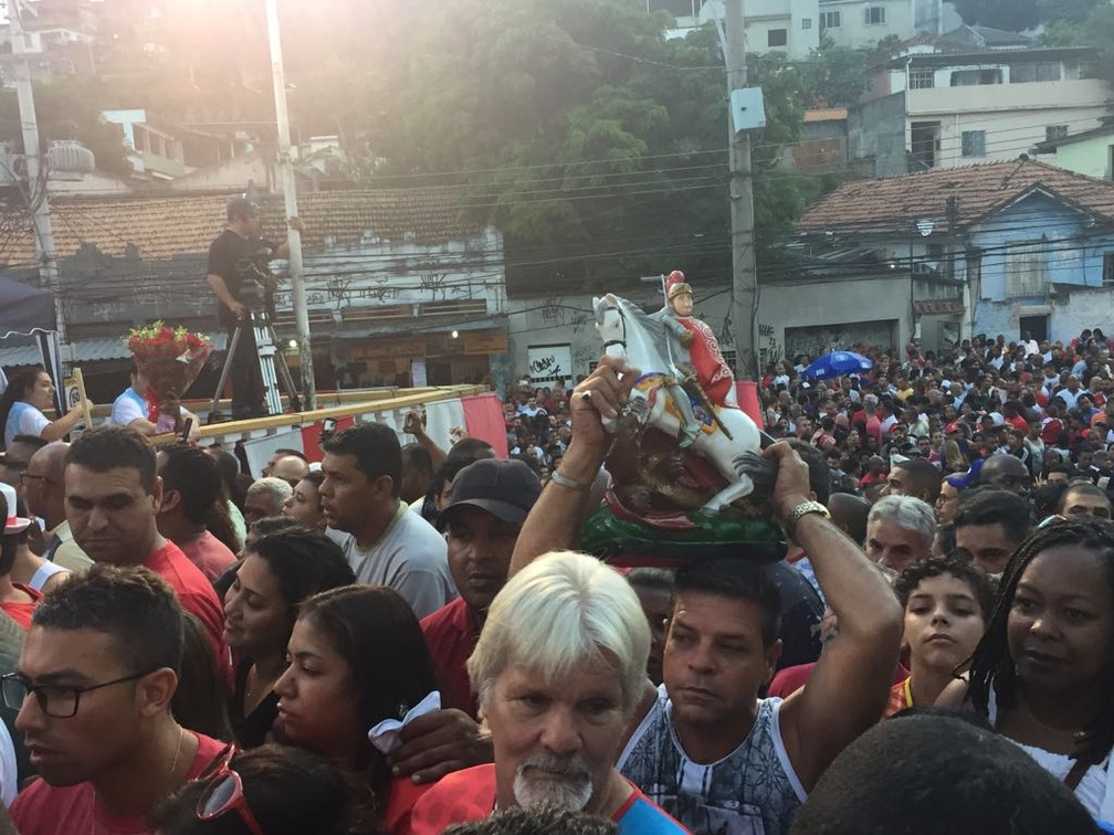 Fiel carrega imagem de São Jorge na cabeça (Foto: Cristina Boeckel/G1)