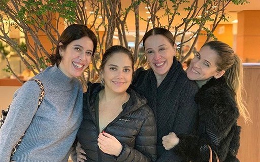 Claudia Raia, Maria Clara Gueiros e Ingrid Guimarães paparicam Heloísa Périssé em "dia de meninas"