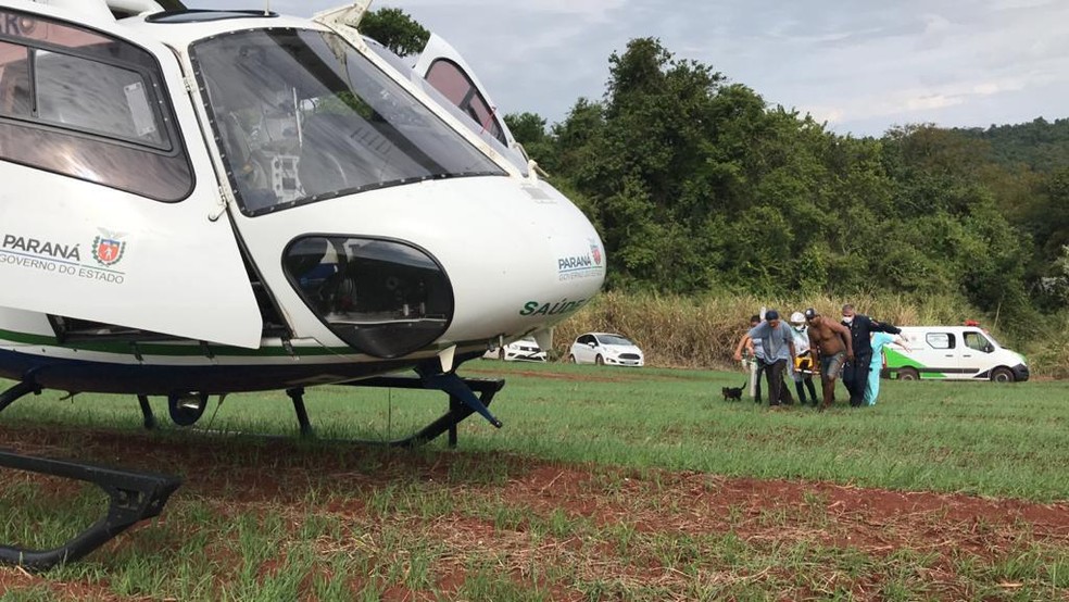 Mulher foi levada de helicóptero ao hospital em Arapongas. — Foto: Divulgação/Operações Aéreas Samu