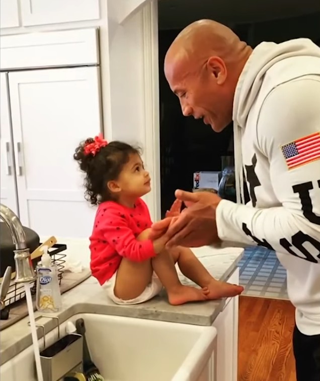 O ator Dwayne The Rock Johnson lavando as mãos da filha enquanto canta uma das músicas de Moana (2016) (Foto: Instagram)