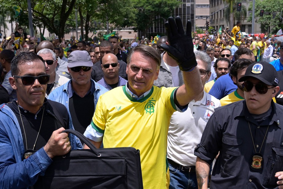 Bolsonaro participa de caminhada em Belo Horizonte, na véspera do segundo turno