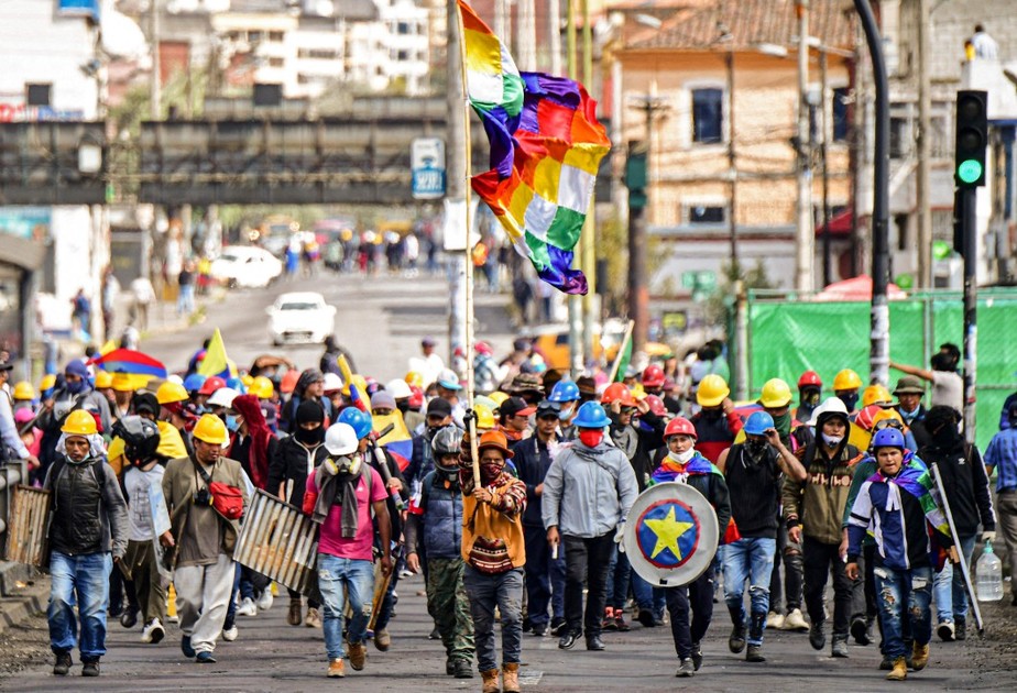 Povos indígenas marcham com uma bandeira Wiphala, que representa os povos nativos dos Andes, depois que o governo suspendeu as negociações, em Quito, em 28 de junho de 2022