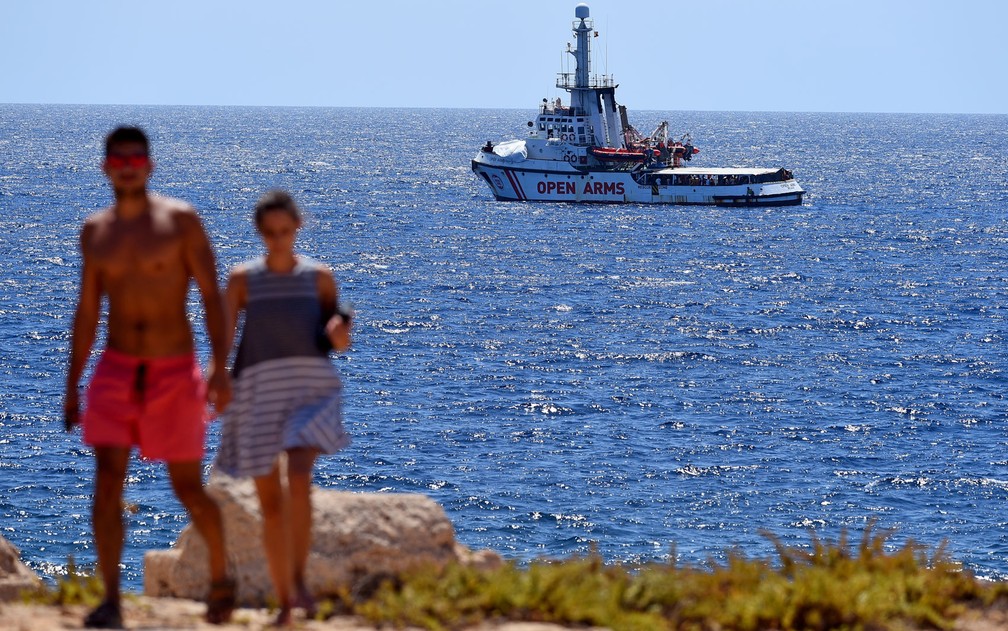 O navio de resgate Open Arms Ã© visto perto da costa de Lampedusa, na ItÃ¡lia, na segunda-feira (19) â€” Foto: Reuters/Guglielmo Mangiapane