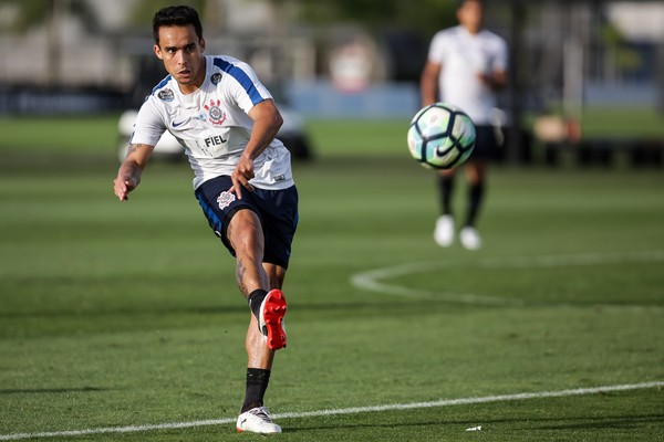 Jadson absorve críticas, treina variações e é bancado por Carille no Corinthians
