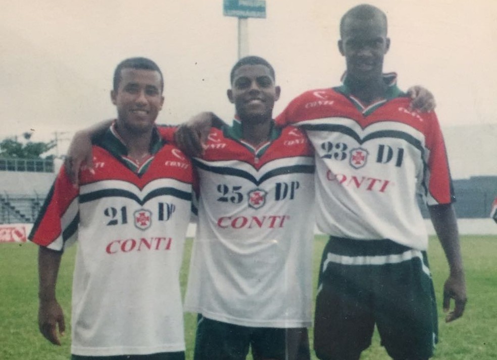 Jean (o mais alto, à direita) virou zagueiro atuando na Portuguesa Santista (Foto: Arquivo pessoal)