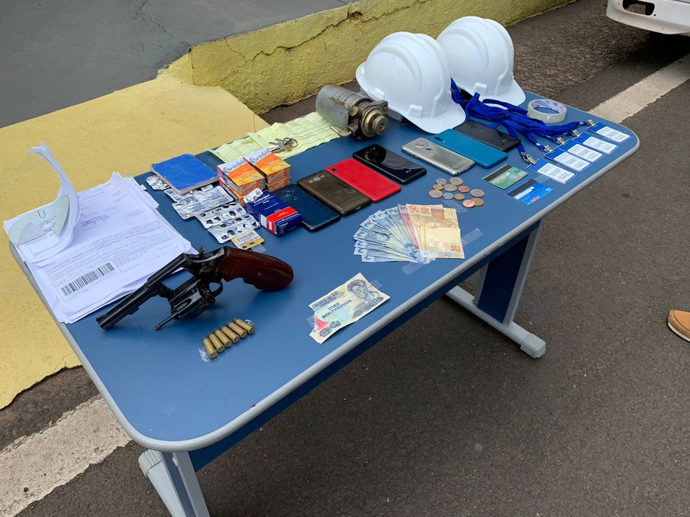 Arma, celulares e dinheiro foram apreendidos — Foto: Bruna Bachega/TV Fronteira 