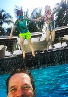 Um dos pais mais divertidos do showbiz, Neil Patrick Harris só sabe brincar com os gêmeos Harper e Gideon