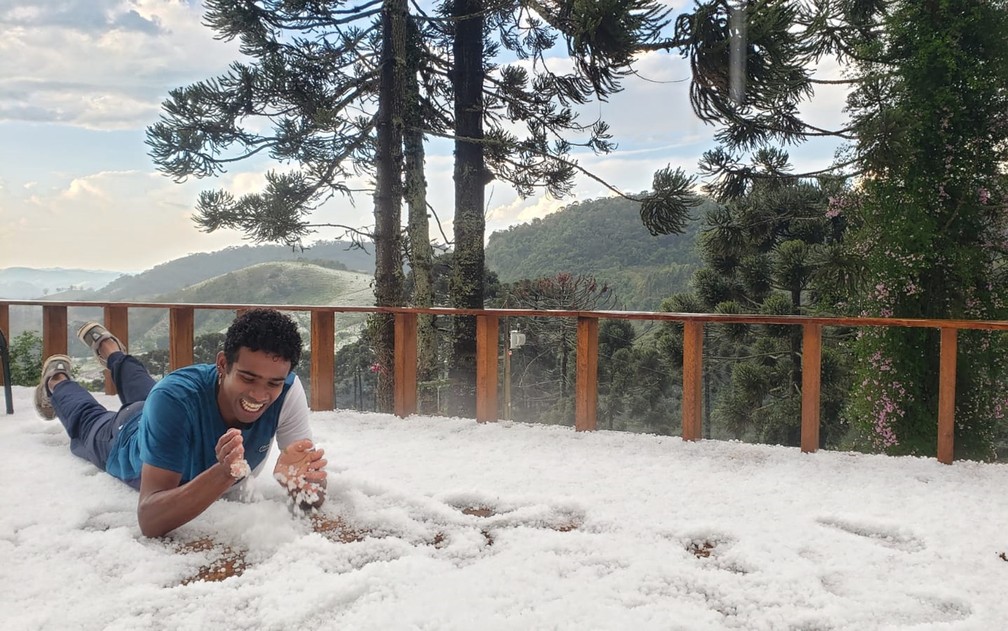 Chuva de granizo faz pousada ficar encoberta por ‘neve’ e turistas brincam em fotografias em MG — Foto: Aparecida Calicchio Cioban