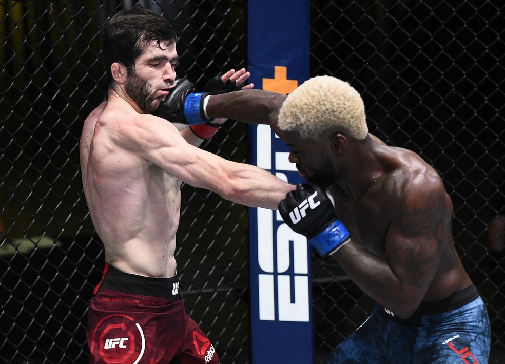 Trevin Jones acerta o golpe que derrubou Timur Valiev no UFC Munhoz x Edgar — Foto: Getty Images