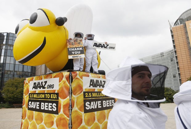 Ativistas ambientais se vestiram de apicultores nesta segunda-feira (29) em frente à sede da Comissão Europeia, em Bruxelas, na Bélgica, durante votação que restringiu pesticidas em toda a Europa (Foto: Francois Lenoir/Reuters)