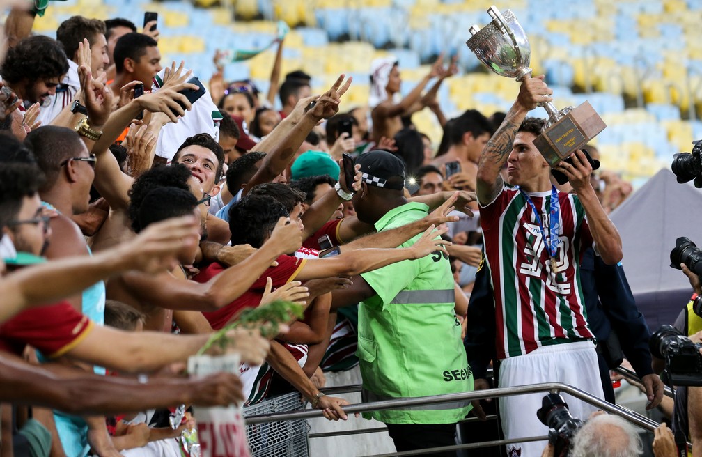 Um dos principais nomes da conquista, Pedro tambÃ©m foi para a galera (Foto: LUCAS MERÃ‡ON / FLUMINENSE F.C.)