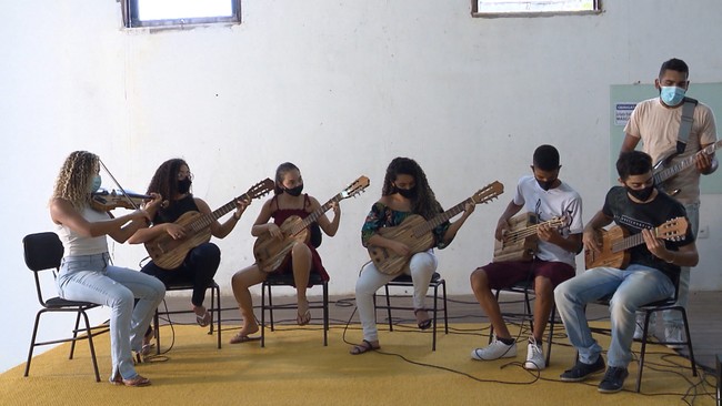 Msico transforma madeiras do sisal em instrumentos, no municpio de Conceio do Coit