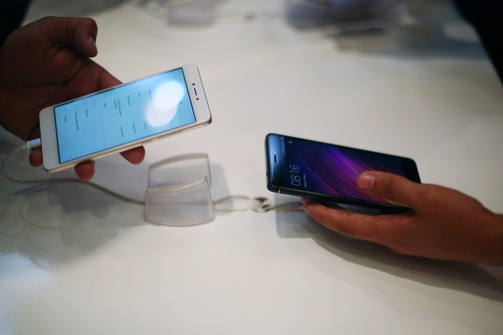 Consumidores usam celular durante apresentaÃ§Ã£o de novo smartphone da Xiaomi. (Foto: Edgard Garrido/Reuters)