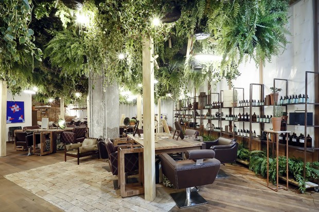 Um salão de beleza cercado por plantas e design brasileiro (Foto: Divulgação)