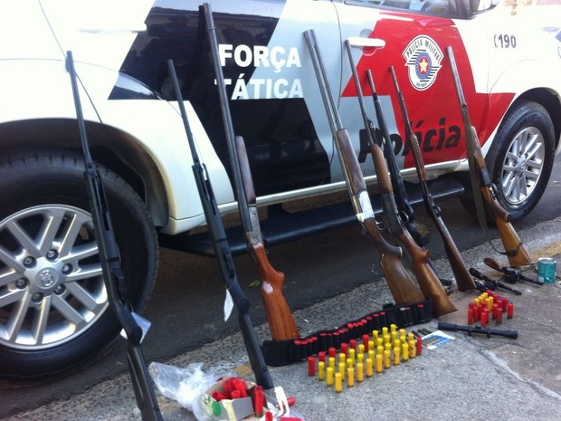 Polícia apreendeu revólveres, espingardas e carabinas em Duartina (Foto: Divulgação/PM)