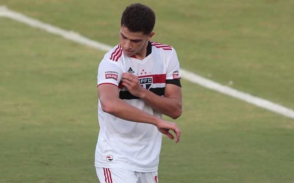 Com 45 jogos a menos, Vitor Bueno pode igualar gols da temporada passada