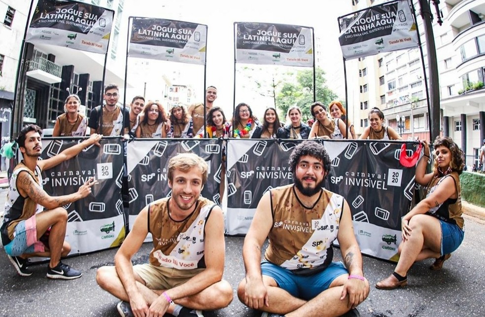Os organizadores e os voluntários do projeto, no bloco Tarado ni você, que desfilou no sábado(22), em São Paulo — Foto: Fábio Prado via SP Invísivel