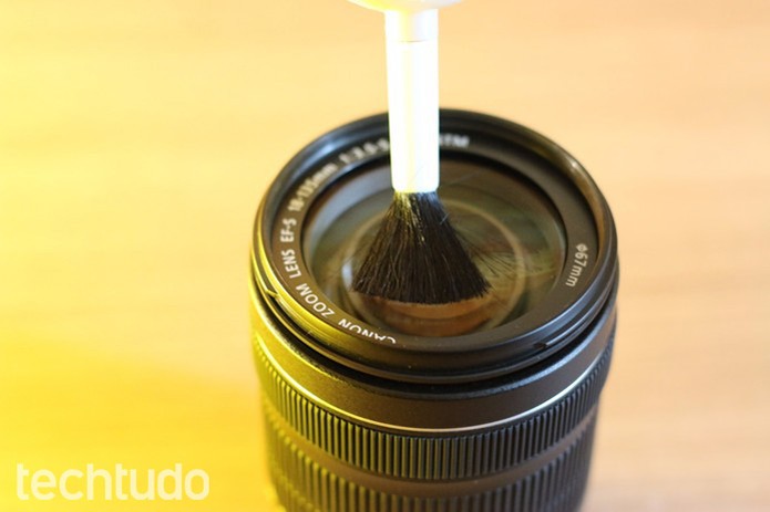 Um pincel limpo tira facilmente a poeira menor (Foto: Karen Malek/TechTudo)