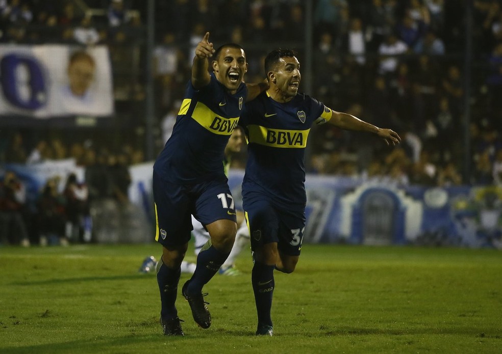Ãbila comemora com Tevez um de seus gols contra o Gimnasia (Foto: DivulgaÃ§Ã£o/Boca Juniors)