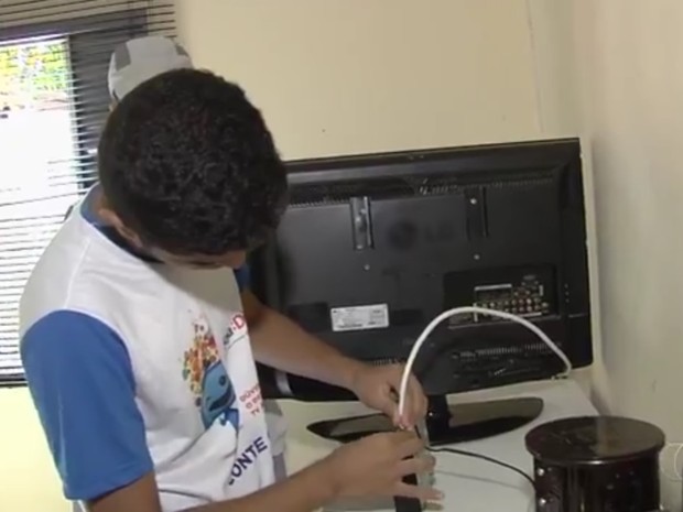 Estudantes participam de Patrulha Digital e ajudam a instalar kits Goiânia Goiás (Foto: Reprodução/TV Anhanguera)