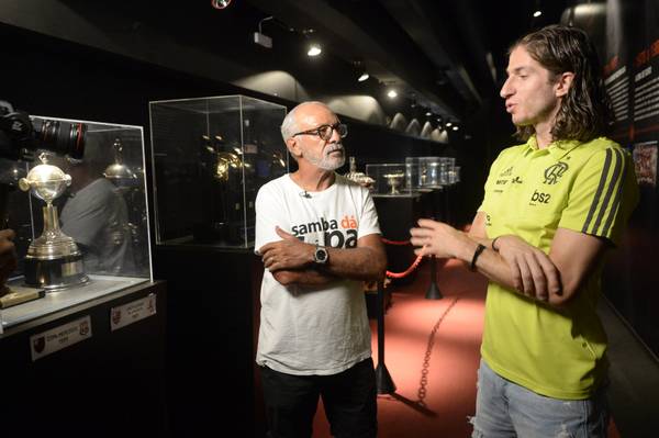 Maior lateral-esquerdo do Flamengo, Junior homenageia ídolo Filipe Luís: Não deveria envelhecer jamais