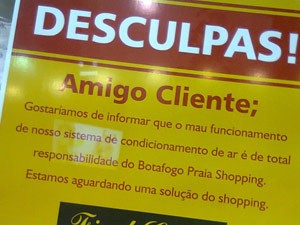 Cartaz no shopping Botafogo (Foto: Lilian Quaino/G1)
