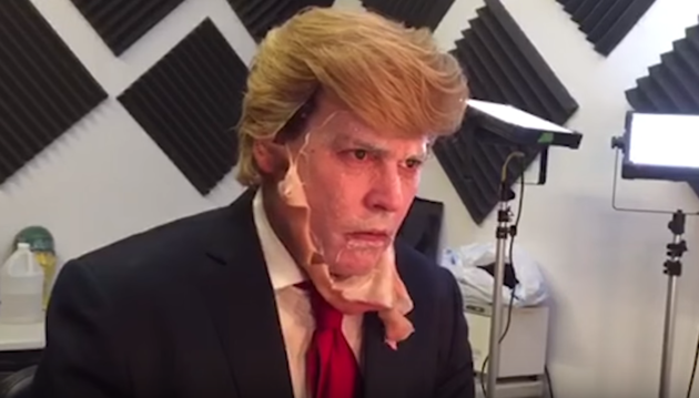 Johnny Depp se livrando da maquiagem que o transformou em Donald Trump (Foto: Reprodução)