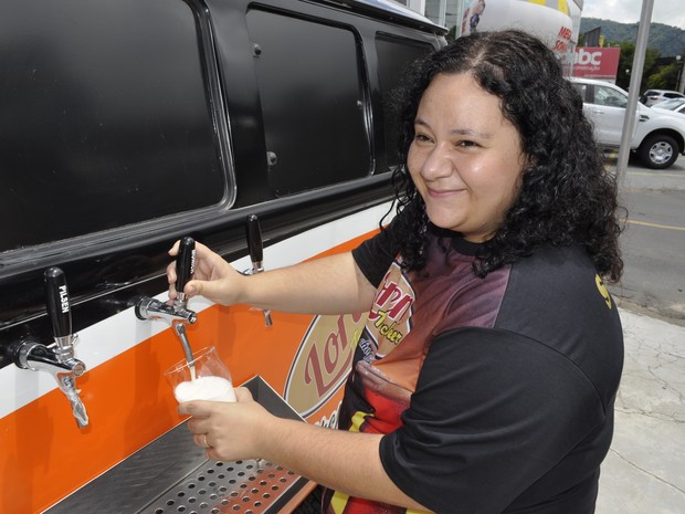 Sandra largou o emprego e abriu a própria choperia móvel em Poços de Caldas (Foto: Lara Cristina/G1)