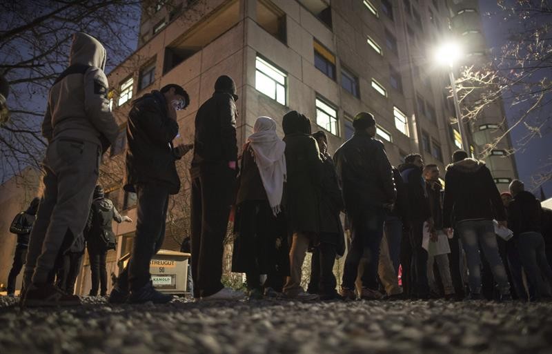 Refugiados fazem fila em frente à Secretaria de Saúde e Assuntos Sociais em Berlim (Foto: Agência EFE)