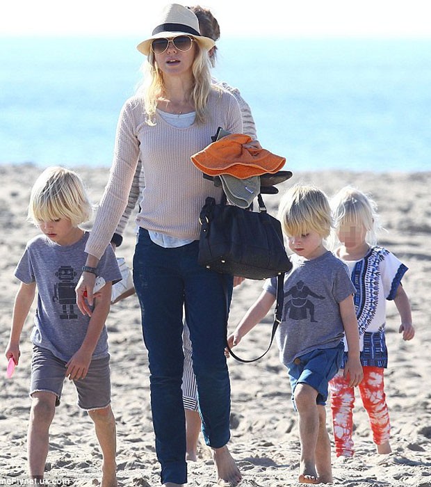 Naomi Watts e os filhos em Santa Monica (Foto: FameFlynet/ Reprodução)