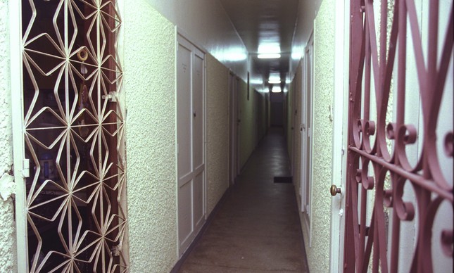 Corredor do prédio na Rua Barata Ribeiro onde família morreu intoxicada por gás, em 1996