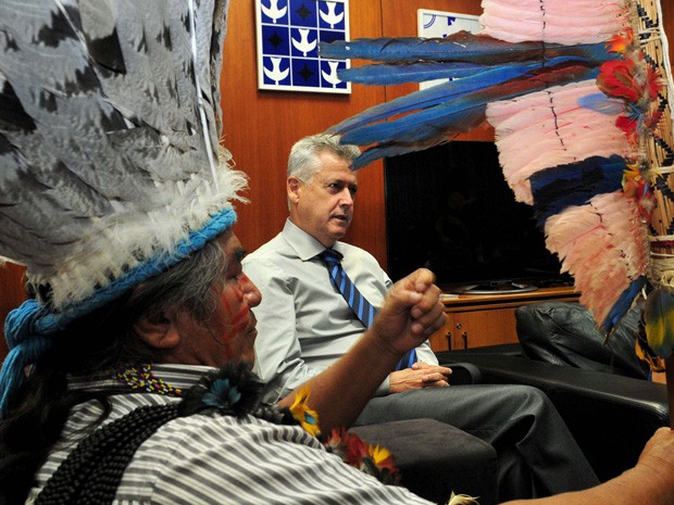 Grupo indígena em reunião com o governador do DF (Foto: Tony Winston/Agência Brasília)