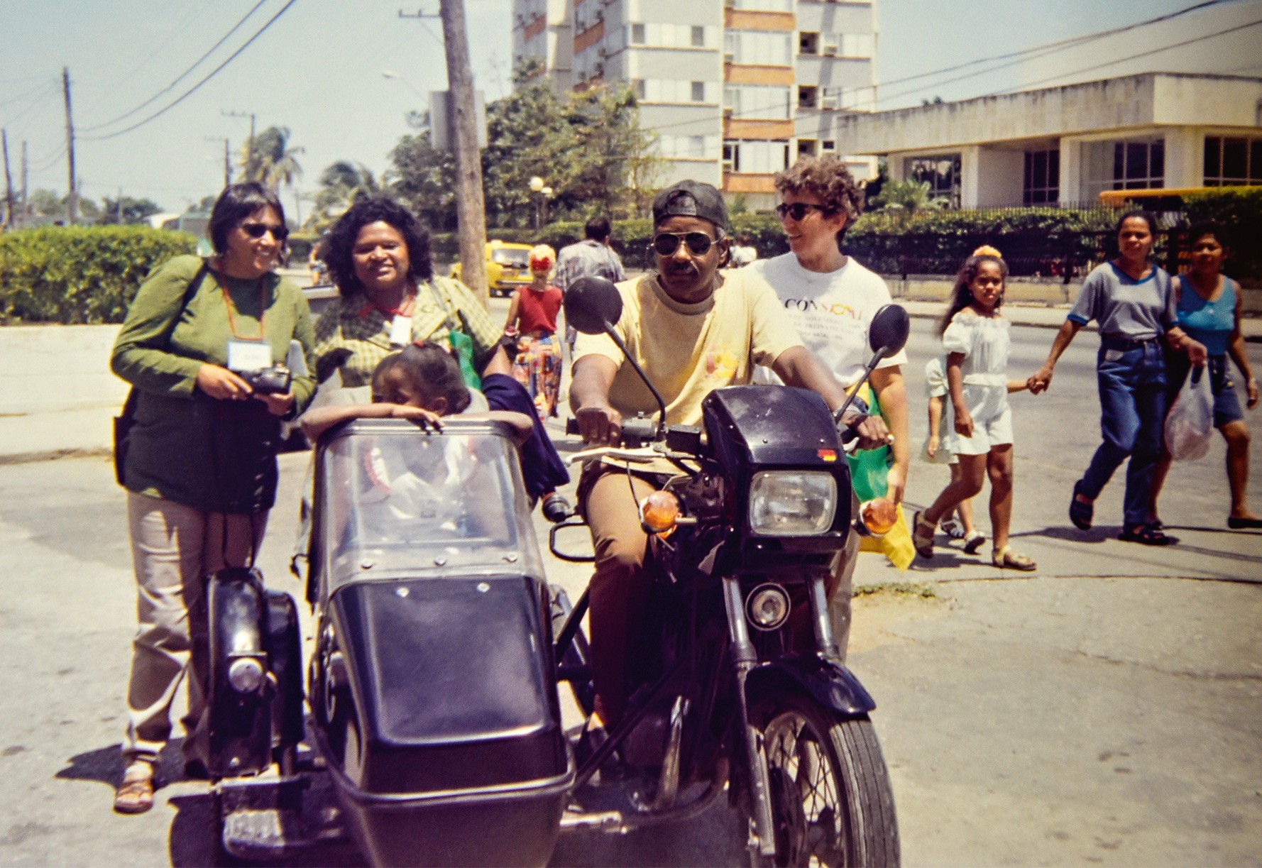 Fátima, Darci Silvério e Rizolete Fernandes em Cuba, 1998  (Foto: arquivo pessoal)