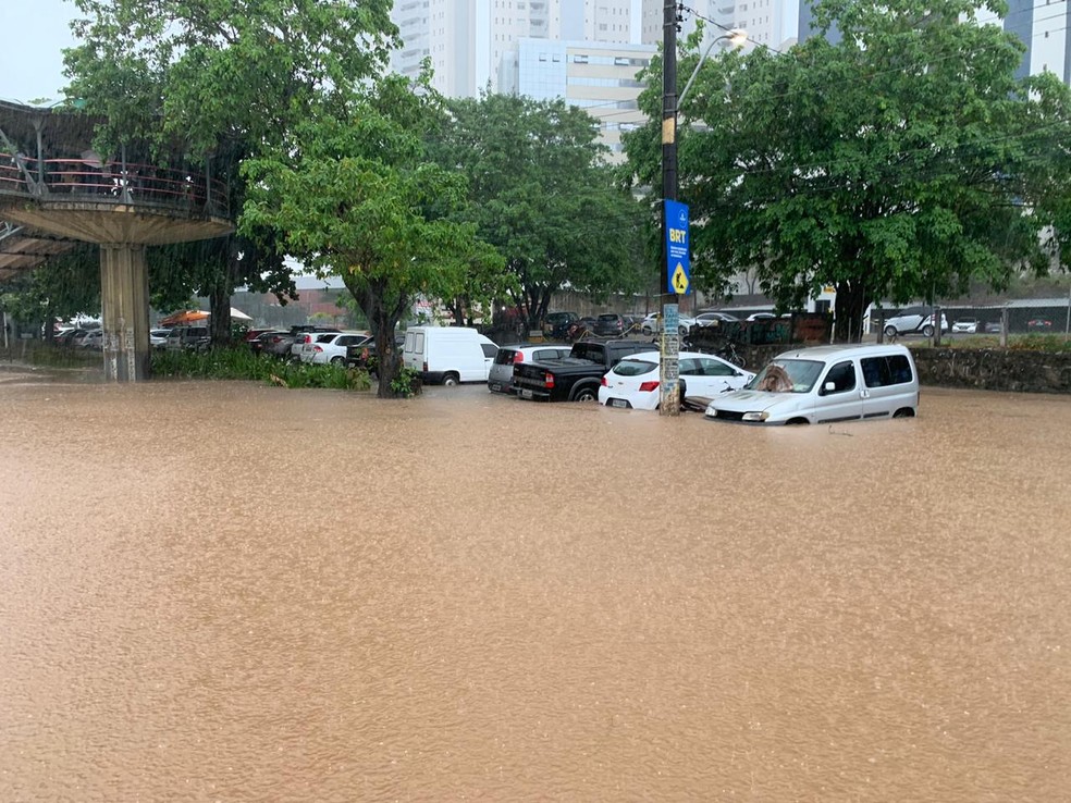 Chuva que atingiu Salvador deixou pontos da cidade alagados, como foi o caso da Avenida ACM — Foto: Victor Silveira/TV Bahia