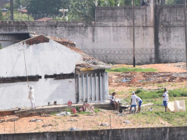 Detentos retiram pichações e recontroem unidade (Foto: Fred Carvalho/G1)