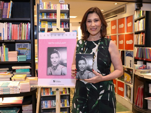 Beth Goulart recebe famosos ao lançar livro escrito com a mãe