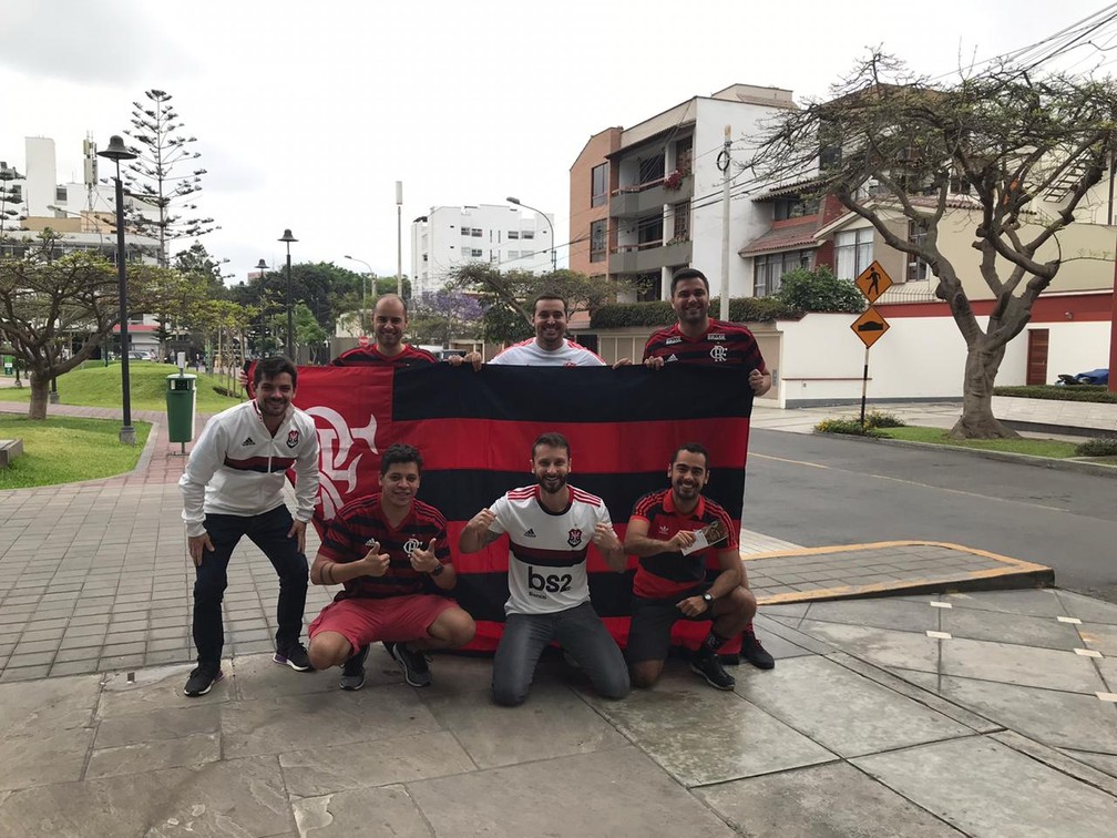 Já em Lima, no Peru, Victor se reúne com amigos — Foto: Arquivo Pessoal