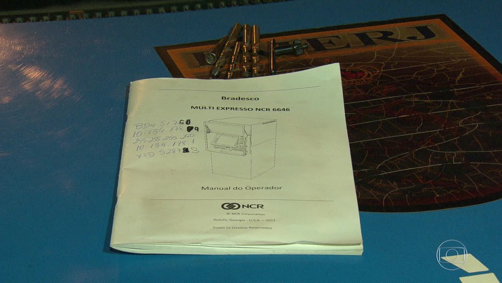 PMs encontraram entre os objetos deixados pelos criminosos um manual para mexer no cofre do banco, no Rio. (Foto: Reprodução/ TV Globo)