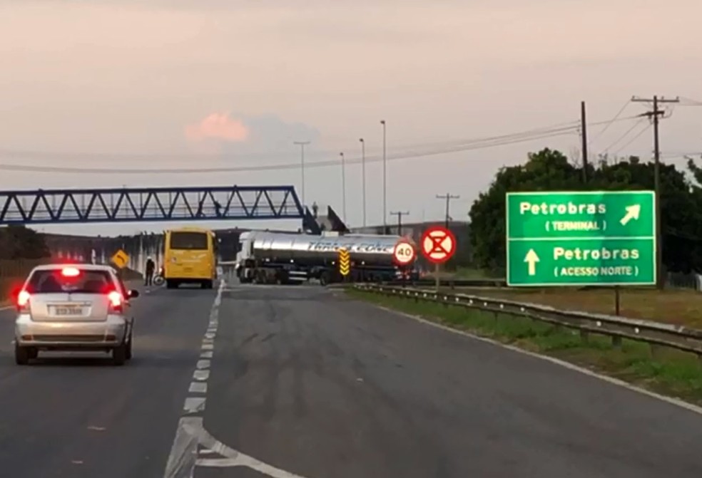 Comboio com caminhões carregados de querosene começa a deixar a área da Replan rumo ao Aeroporto de Viracopos (Foto: Helen Sacconi/EPTV)