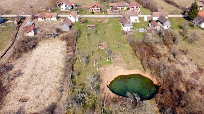 O buraco no jardim de Borojević continuou a crescer depois que apareceu — e pode custar centenas de milhares de euros para ser tapado (Foto: Getty Images/BBC)