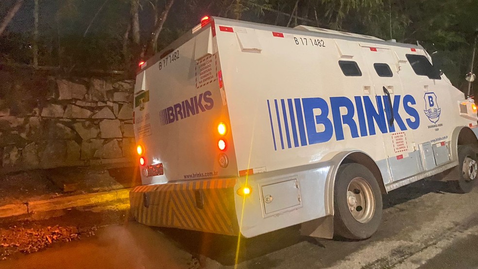 Pneus de carro-forte caíram em buraco e veículo ficou preso na Avenida Jerônimo Câmara, em Natal — Foto: Francielly Medeiros/Inter TV Cabugi