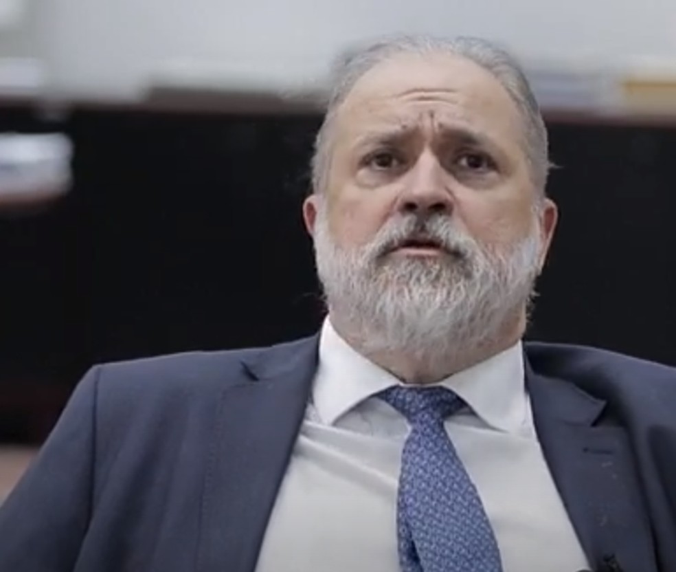 O procurador-geral da República, Augusto Aras, durante entrevista para jornalistas estrangeiros no dia 9 de agosto — Foto: Reprodução/YouTube