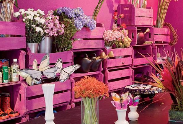 Ideia da florista Helena Lunardelli: caixotes empilhados e pintados em tom de ameixa formam uma estante e organizam as flores (Foto: Casa e Jardim)