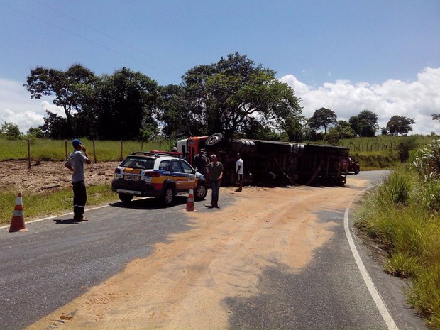 Acidente foi na estrada que liga Ribeirão Vermelho (MG) à Rodovia Fernão Dias (Foto: Corpo de Bombeiros)